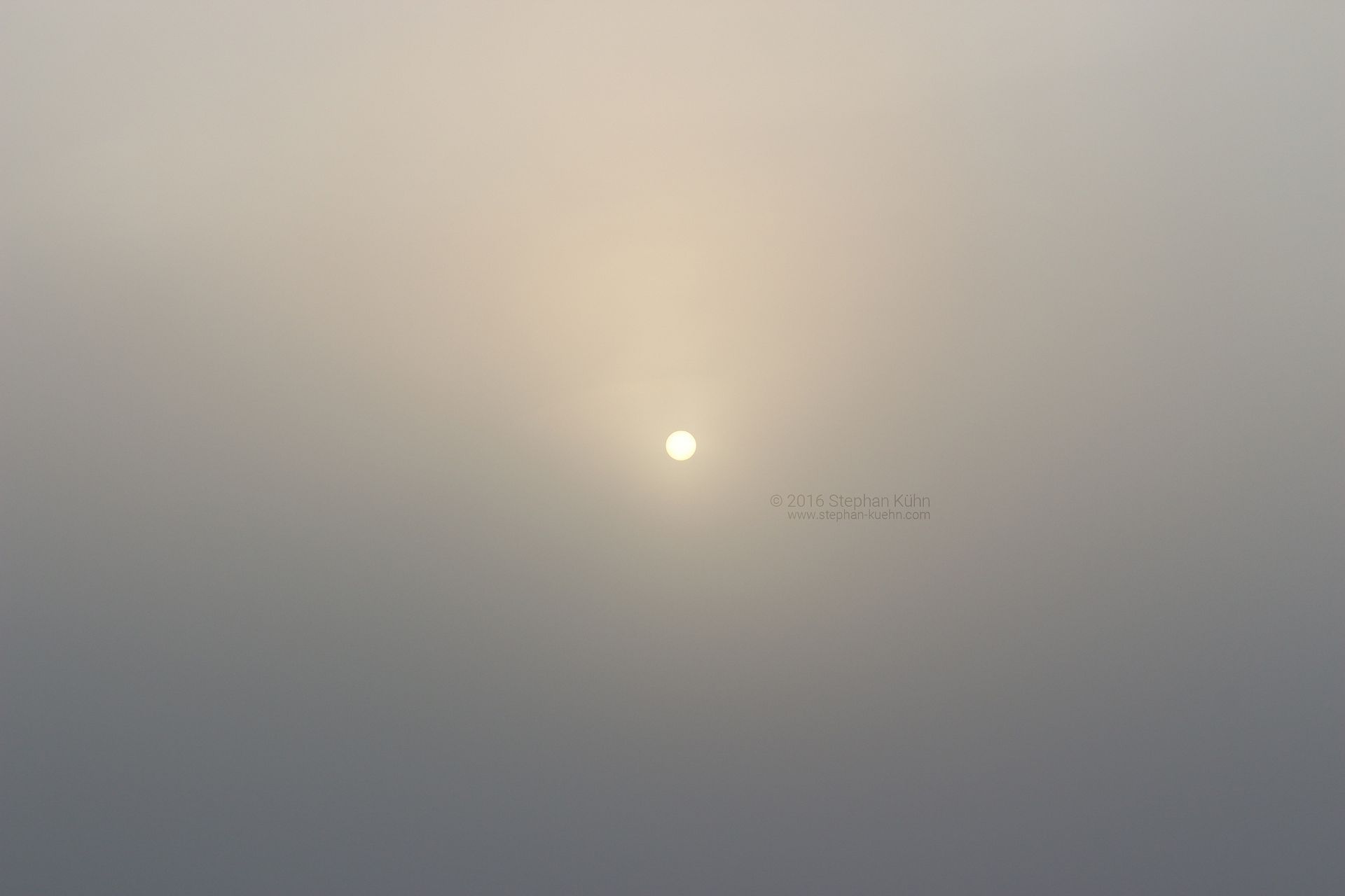 Sonne im Nebel 1 copyright &copy; 2016 Stephan Kuehn