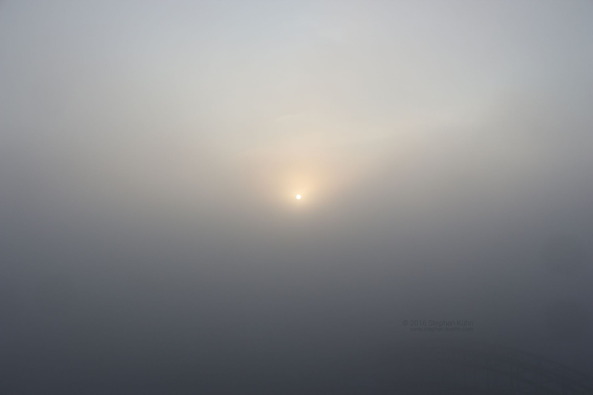 Sonne im Nebel 2 copyright &copy; 2016 Stephan Kuehn